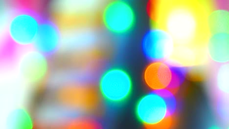 de movimiento de desfocado de luz colorida bokeh parpadear en la noche. fondo borroso abstracto. imágenes de 4k