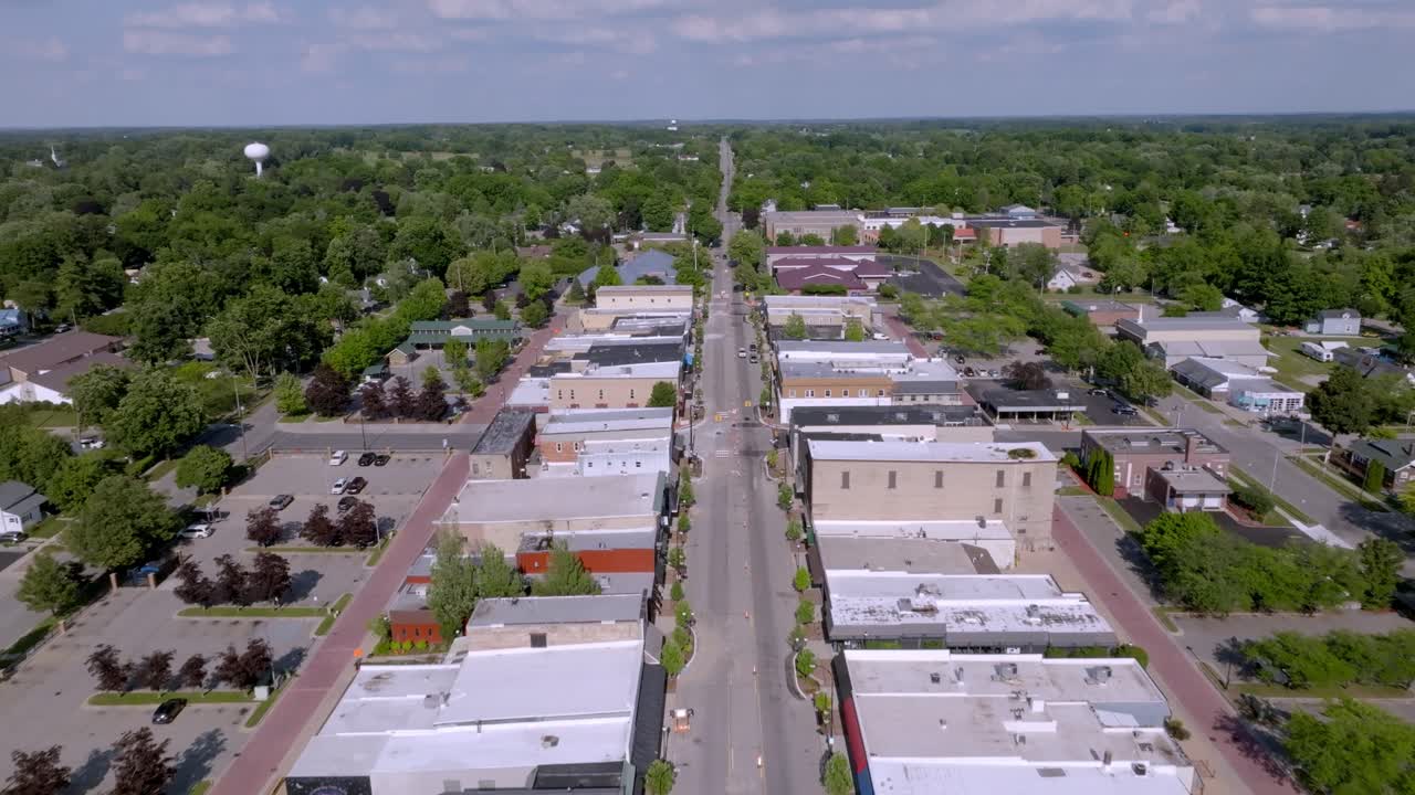 Fremont, Michigan, centro con video da drone in movimento