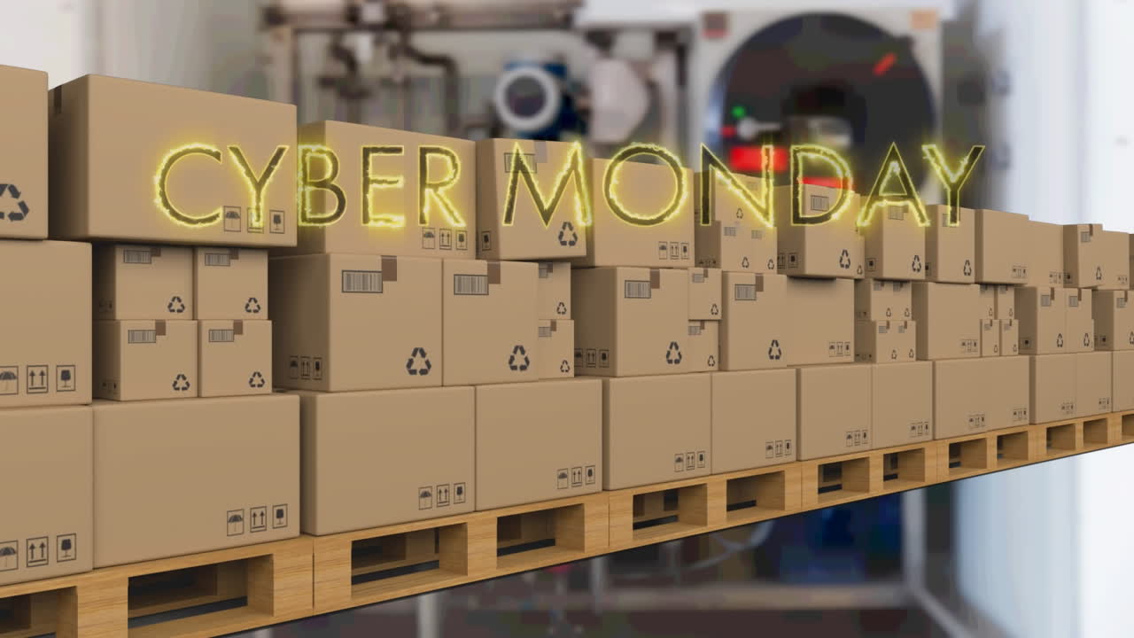неонно-желтый текстовый баннер cyber monday над несколькими коробками доставки на конвейерной ленте против завода