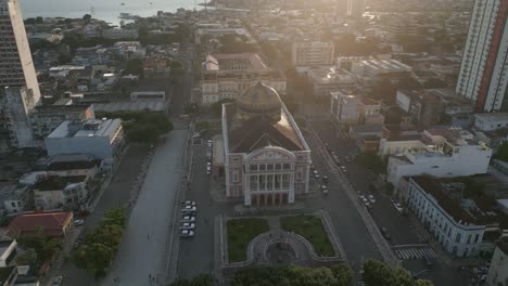 Drone-Aéreo-Estableciendo-Tiro,-Manaus-Capital-De-Amazonas-Brasil,-Teatro-Amazon,-Sala-De-ópera,-Horizonte-Soleado-En-El-Panorama-Del-área-Metropolitana-Urbana