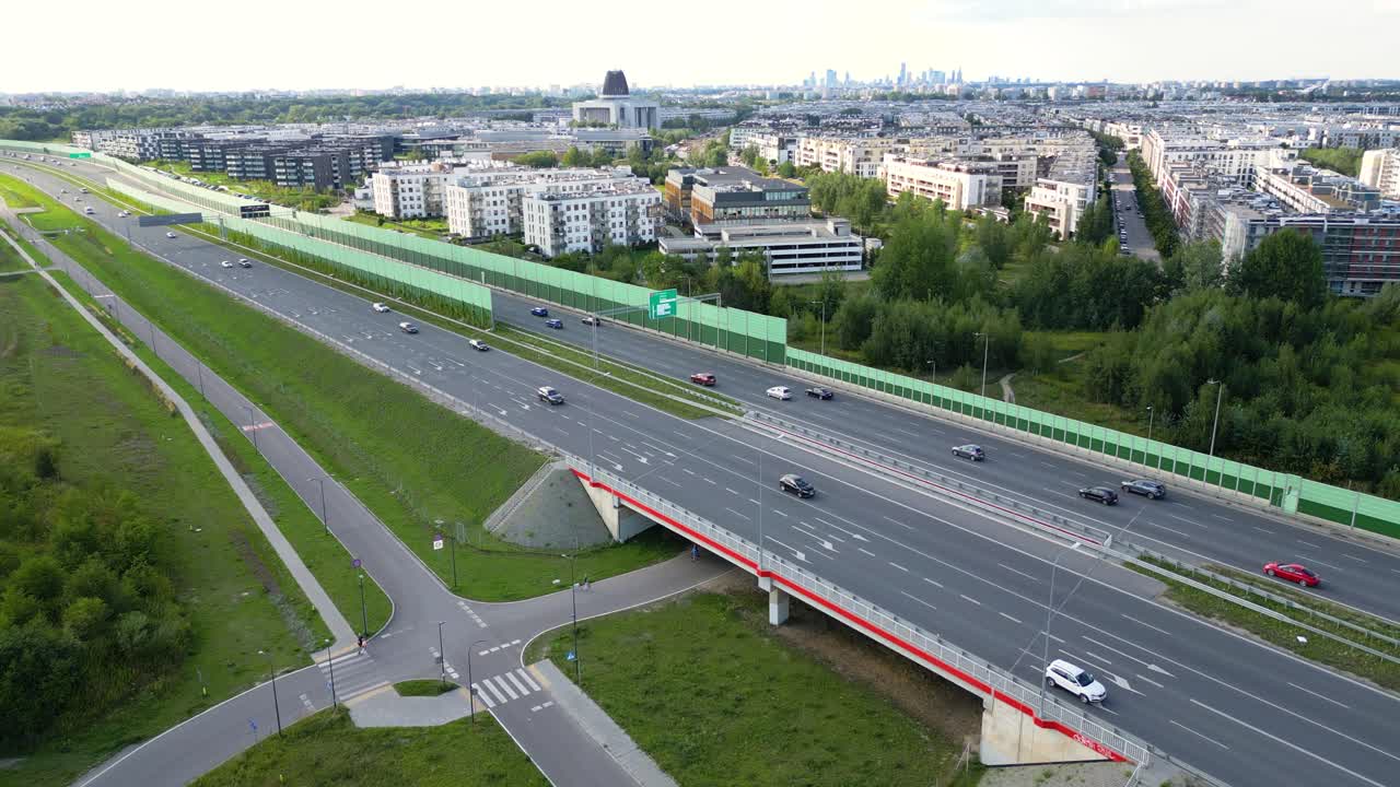 폴란드 바르샤바 의 빌라노우 지역 에 있는 현대적 인 주거 건물 들 의 드론 항공 사진