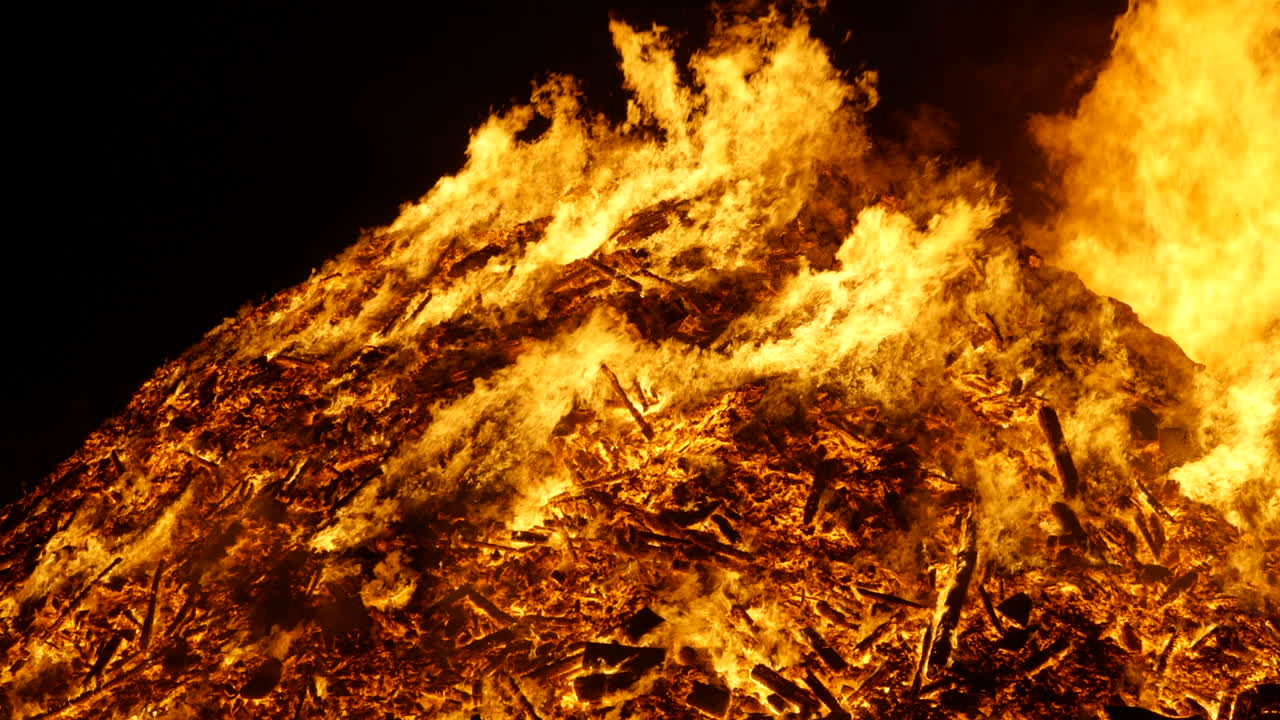 11월 5일 영화관 4k에서 가이 포크스의 밤에 거대한 모닥불이 격렬하게 타오릅니다.