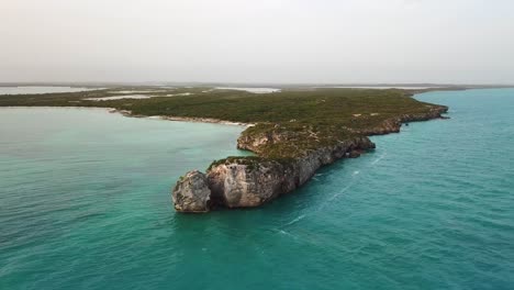 Macho-Joven-Sentado-En-Un-Acantilado-Del-Océano-En-Providenciales-En-El-Archipiélago-De-Turcas-Y-Caicos