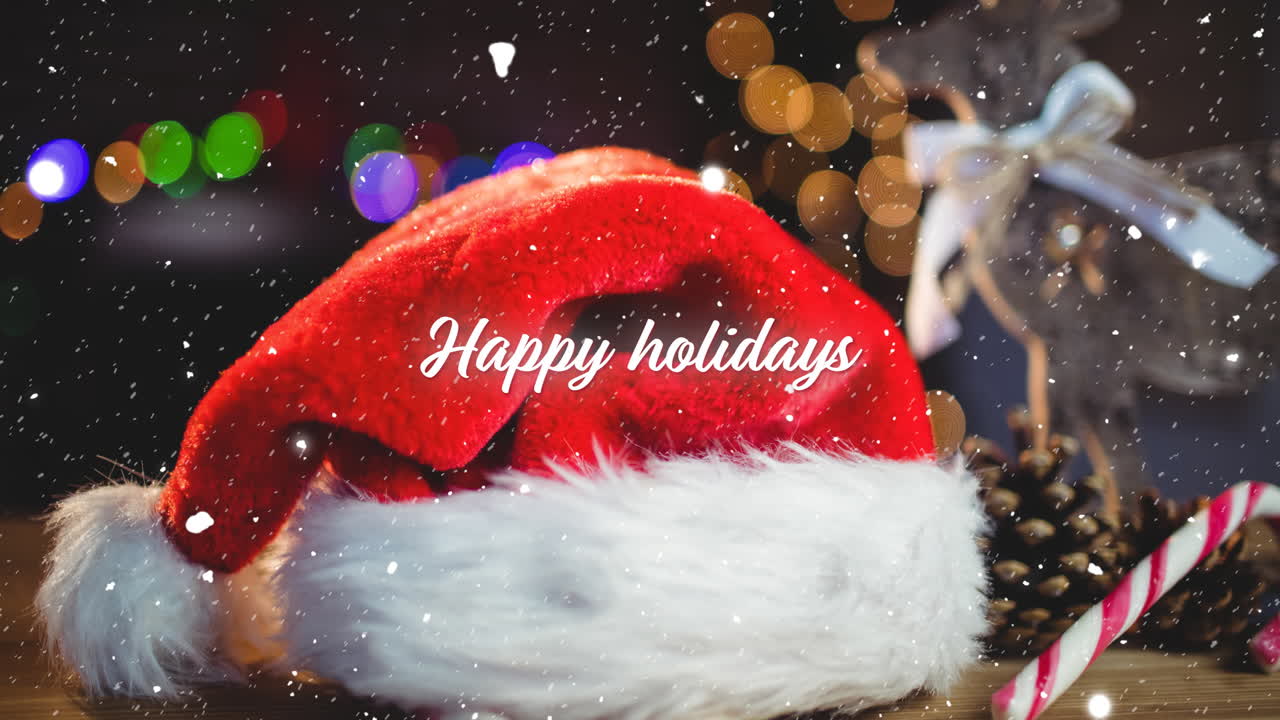 Animación de texto 'Felices Fiestas' sobre nieve cayendo con gorro de Papá Noel navideño y decoraciones.