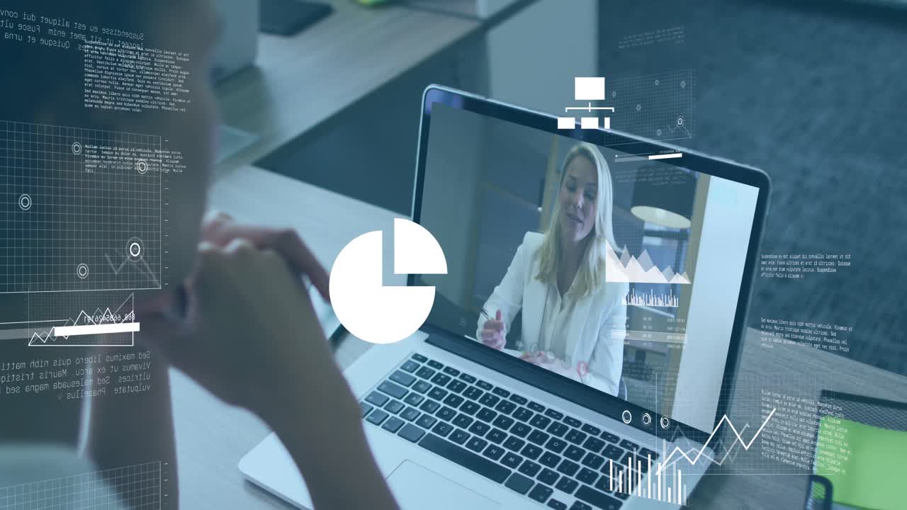 animación de iconos, mapas, gráficos y lenguaje informático, diversos compañeros de trabajo compartiendo ideas en videollamadas