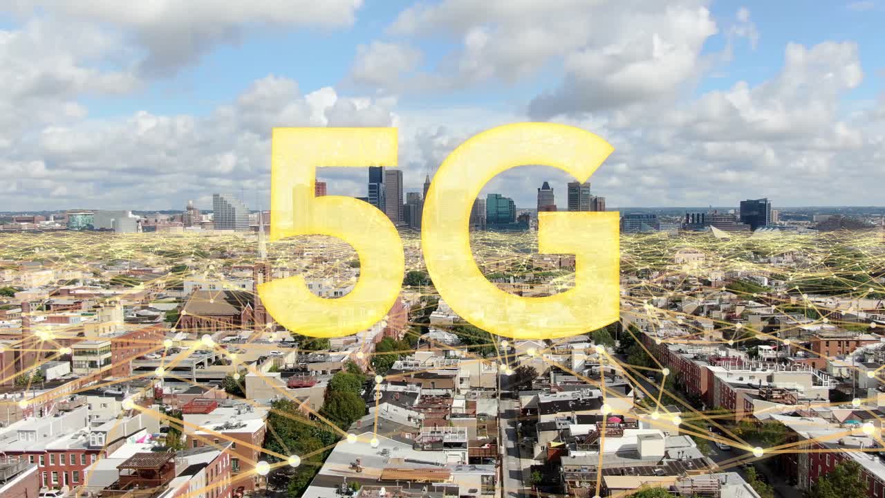 5g 텍스트는 도시 미국 도시의 홀로그램 오버레이 위에 단어 구름에 나타납니다.