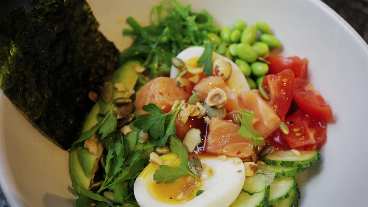 Sunn laksesalat med bløtkokt egg, avokado og friske grønnsaker