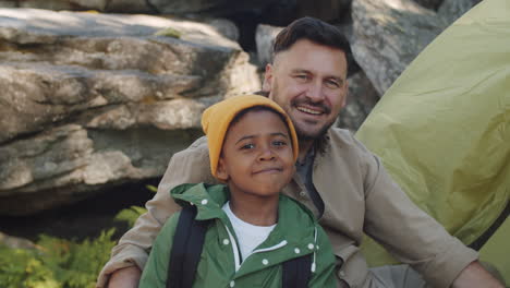 retrato de un padre feliz y un hijo pequeño en el campamento