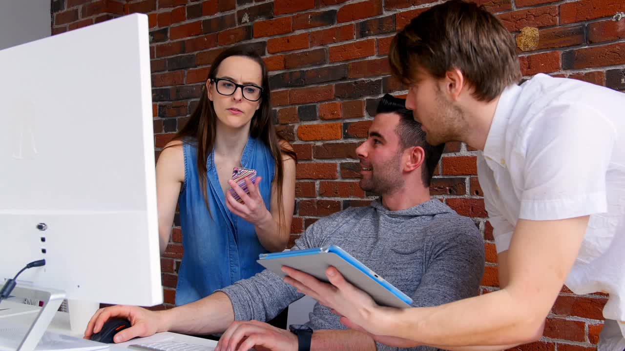 ejecutivos discutiendo sobre computadoras y tabletas digitales en la oficina creativa 4k