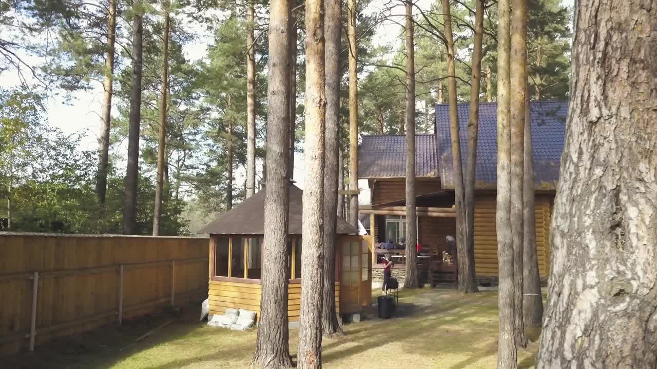 소나무 숲 에 있는 시골 의 나무 오두막