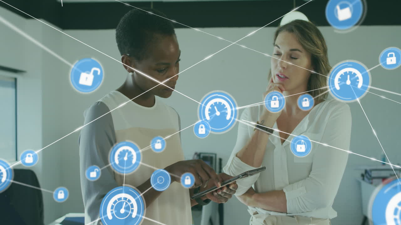 animación de iconos conectados sobre diversas trabajadoras que discuten informes en tabletas digitales