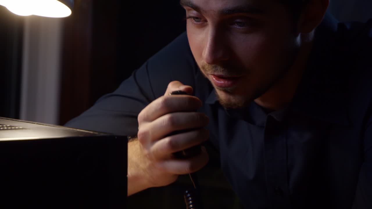 마이크에 대고 말하는 라디오는 햄 라디오 시네마틱을 닫습니다.