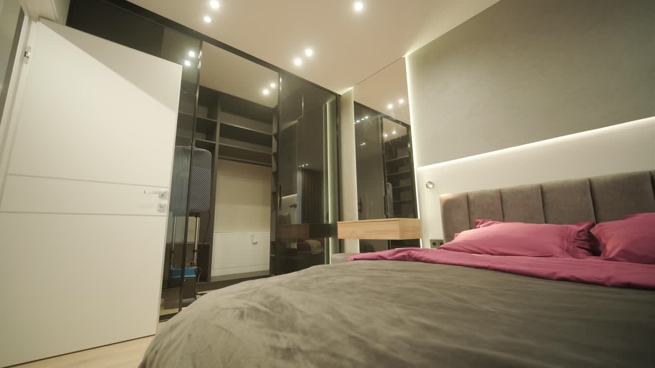 Interni di appartamento moderno e minimalista con arredamento semplice, toni neutri e linee pulite. Il design enfatizza la funzionalità, creando uno spazio abitativo sereno e organizzato.