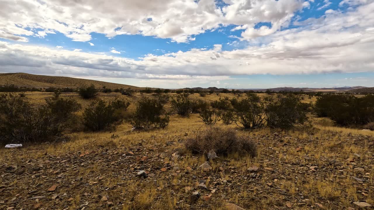 el lapso de tiempo de las nubes sobre el desierto