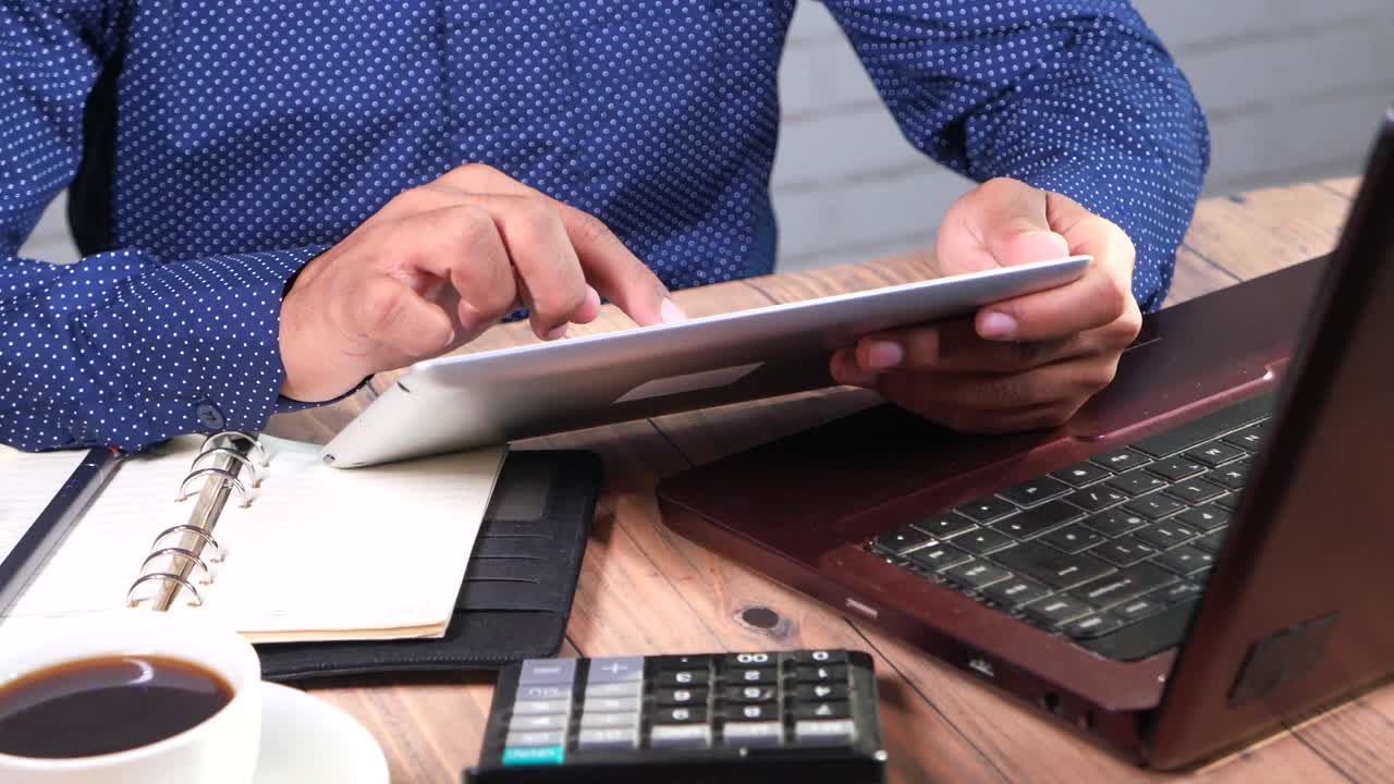 persona de negocios que trabaja con tabletas y portátiles