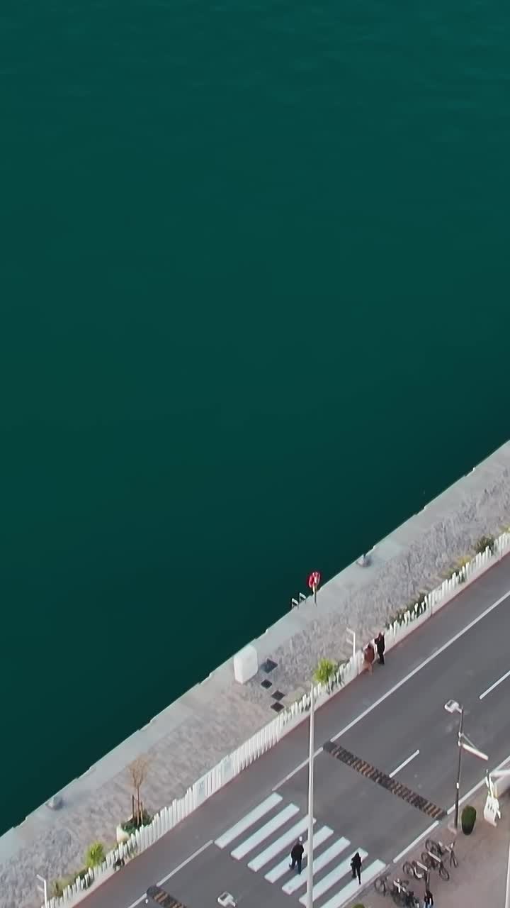 Persone che si godono un pomeriggio sul lungomare a Malaga, Spagna
