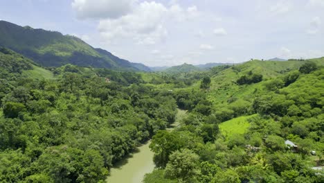 imágenes aéreas de drones del río rio cahabon cerca del parque nacional semuc champey en guatemala rodeado de árboles de selva verde brillante en un día nublado cerca de chicanutz