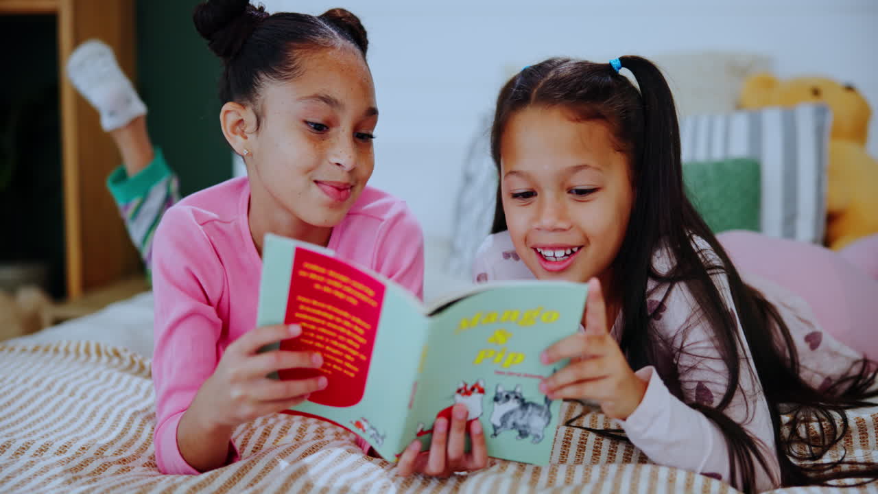 Due bambine che leggono un libro insieme