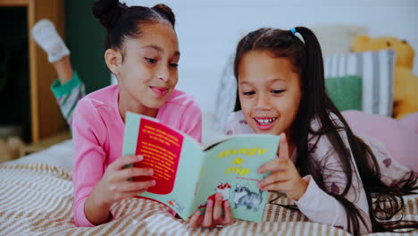 dos chicas leyendo un libro juntas