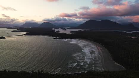 Lebendige-Wolken-Am-Himmel-Bei-Sonnenuntergang-über-Dem-Malerischen-Strand-Von-Cox-Bay,-Tofino,-Kanada