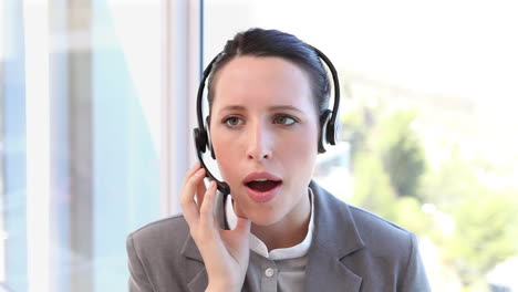 una mujer hablando con auriculares