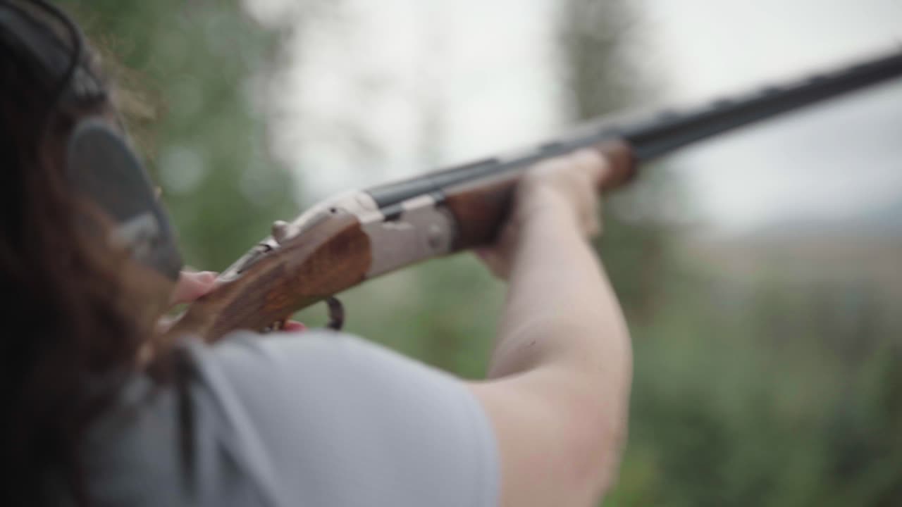 precauciones de seguridad tomadas, escopeta lista, apuntar y disparar