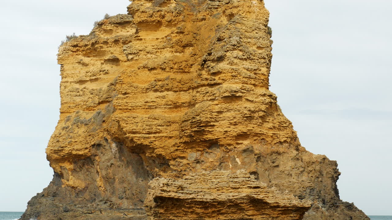 pila de piedra caliza ubicada en una playa costera australiana