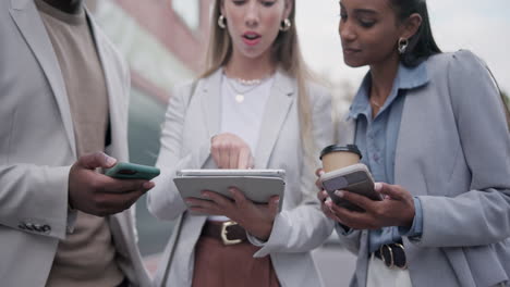 tecnologia tablet, telefono e gente d'affari della città