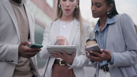 tecnología de tableta, teléfono y gente de negocios de la ciudad