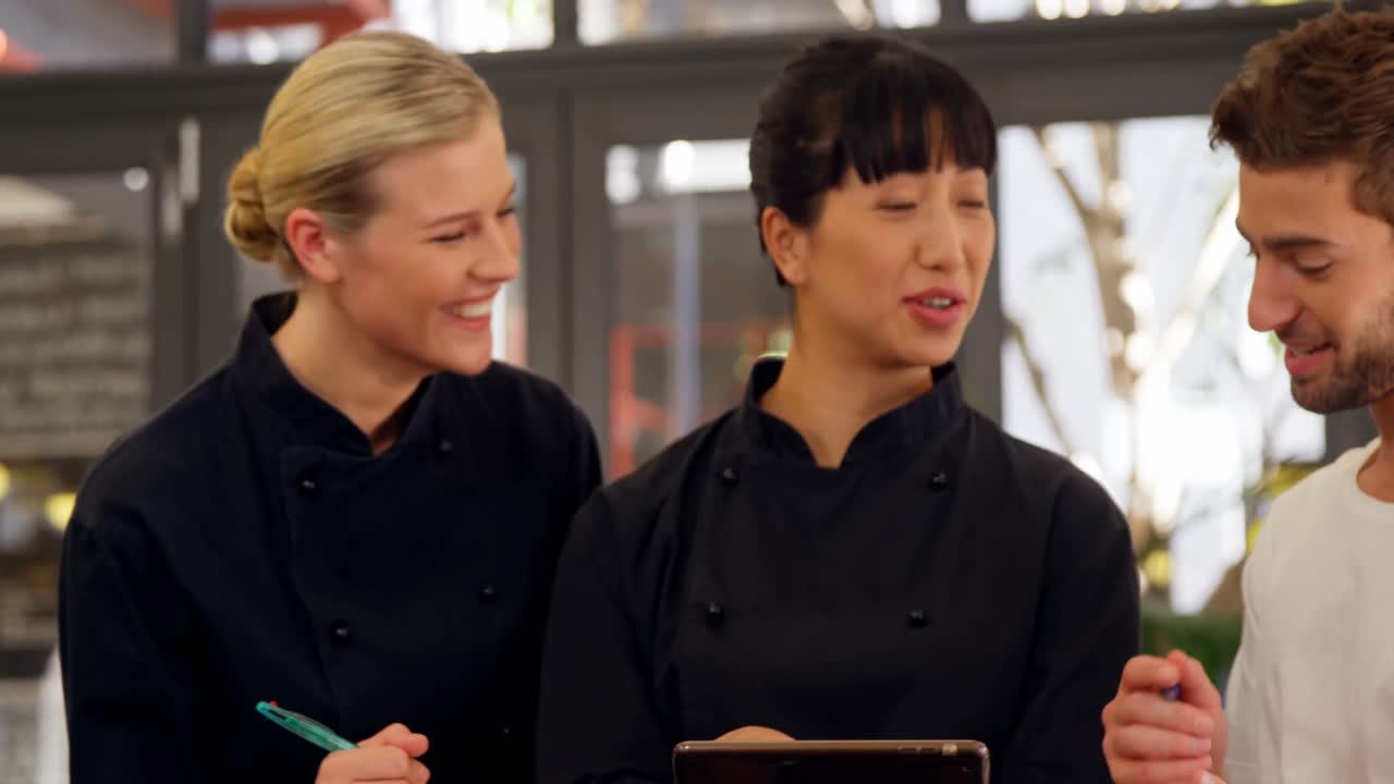 웨이터 와 웨이트리스 가 노트패드 4k 에 주문 을 쓰고 있다