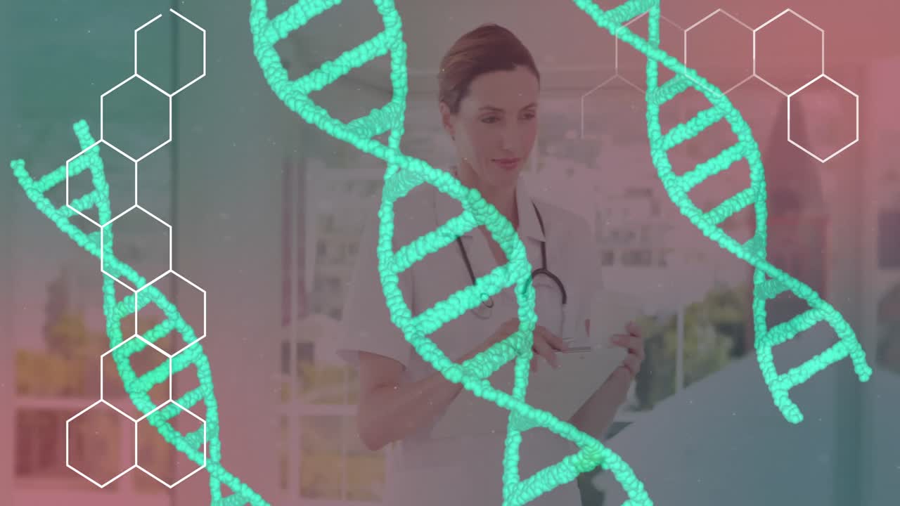 animación de procesamiento de datos y cadenas de adn girando sobre una doctora caucásica