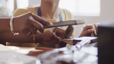 Ocupadas-Trabajadoras-Diversas-Dando-Forma-Al-Anillo-Con-Herramientas-Artesanales-En-El-Estudio-En-Cámara-Lenta