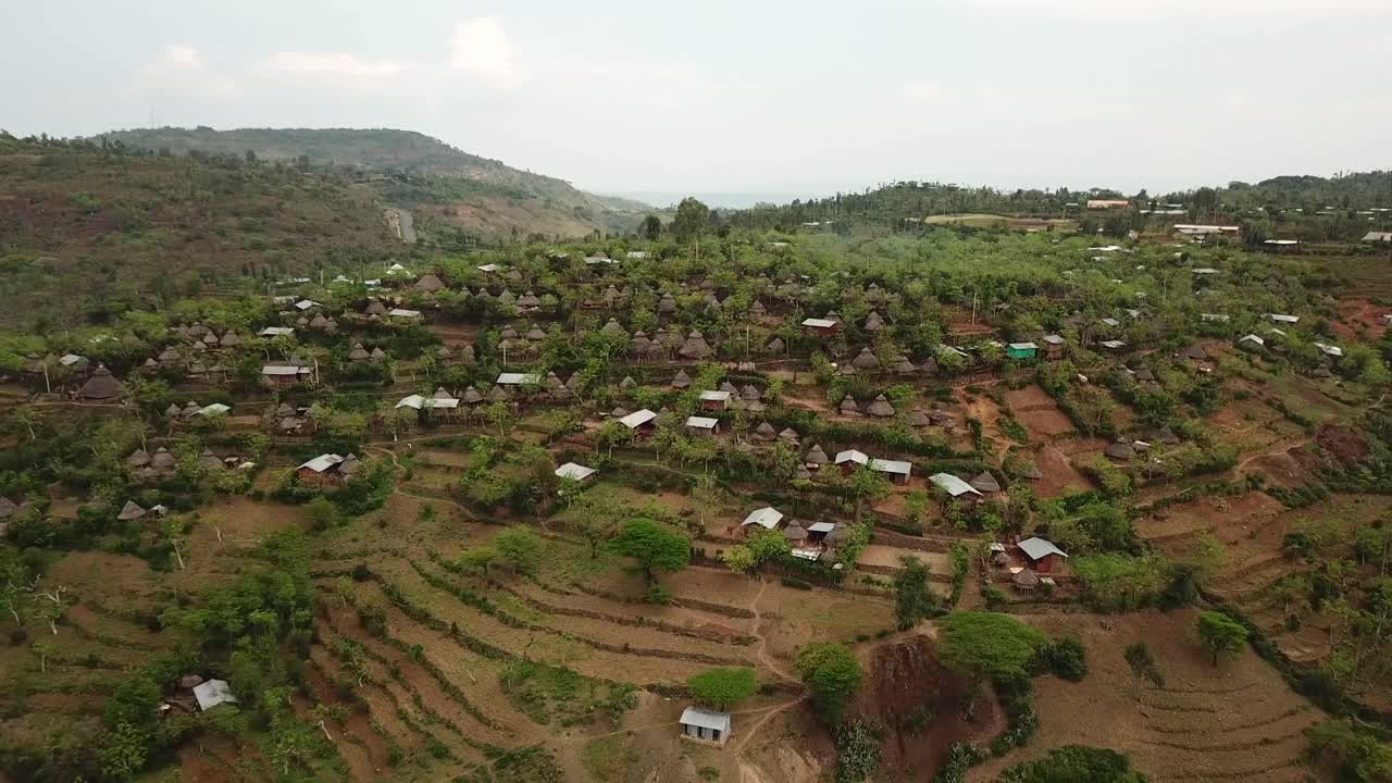 espectacular antena del pueblo tradicional africano konso en la montaña, valle de omo, etiopía