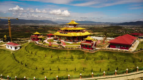 enorme templo colorido en vietnam en la cima de una colina, recién construido, vista de órbita aérea