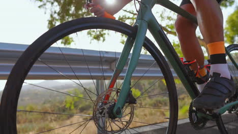 Un-Hombre-En-Bicicleta-De-Carretera-Recorre-Una-Carretera-Matutina-Desocupada,-Participando-En-Ejercicio-Al-Aire-Libre.-El-Vídeo-En-Cámara-Lenta-Muestra-El-Concepto-De-Deportes-Extremos.