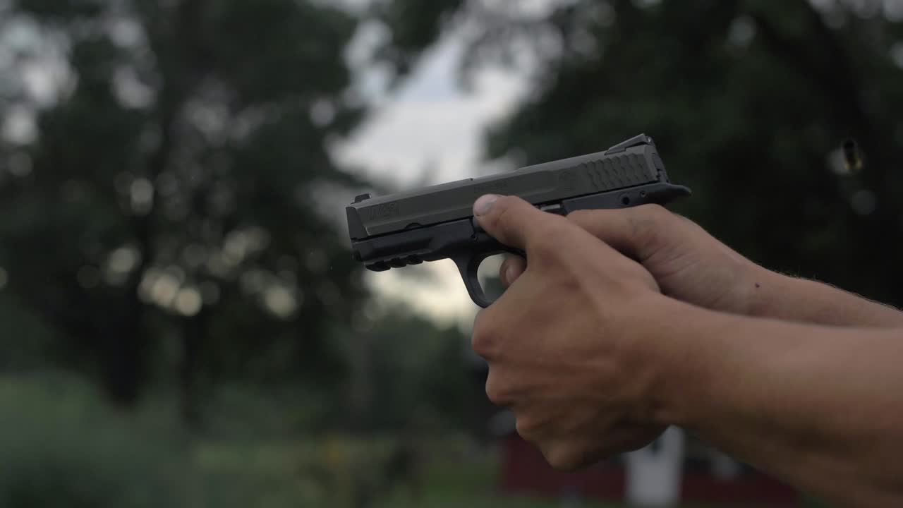 hombre de 4k dispara con una pistola de mano de 44 mm disparando tiros cerrados balas dirigidas explosiones de proyectiles