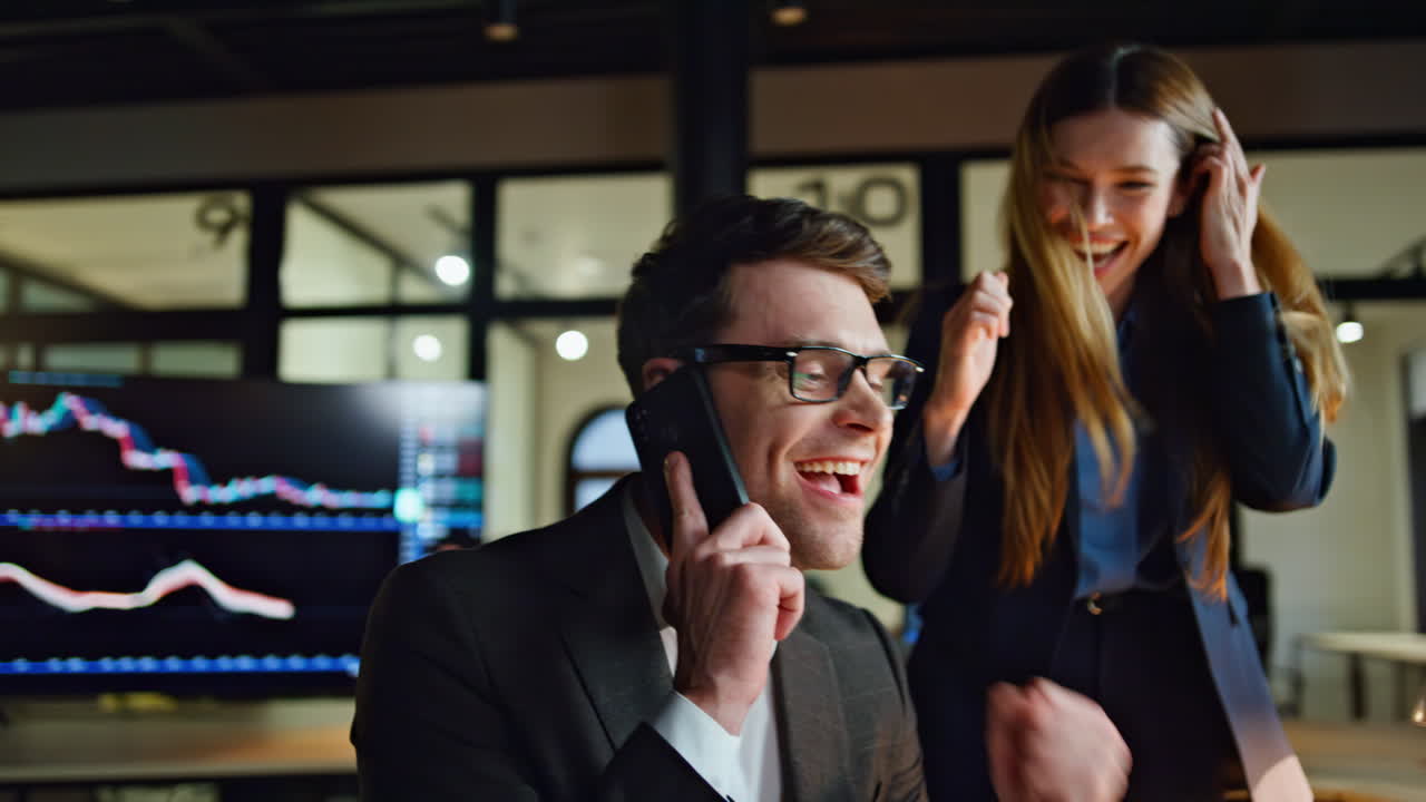 especialistas del equipo celebrando el éxito en la oficina oscura.
