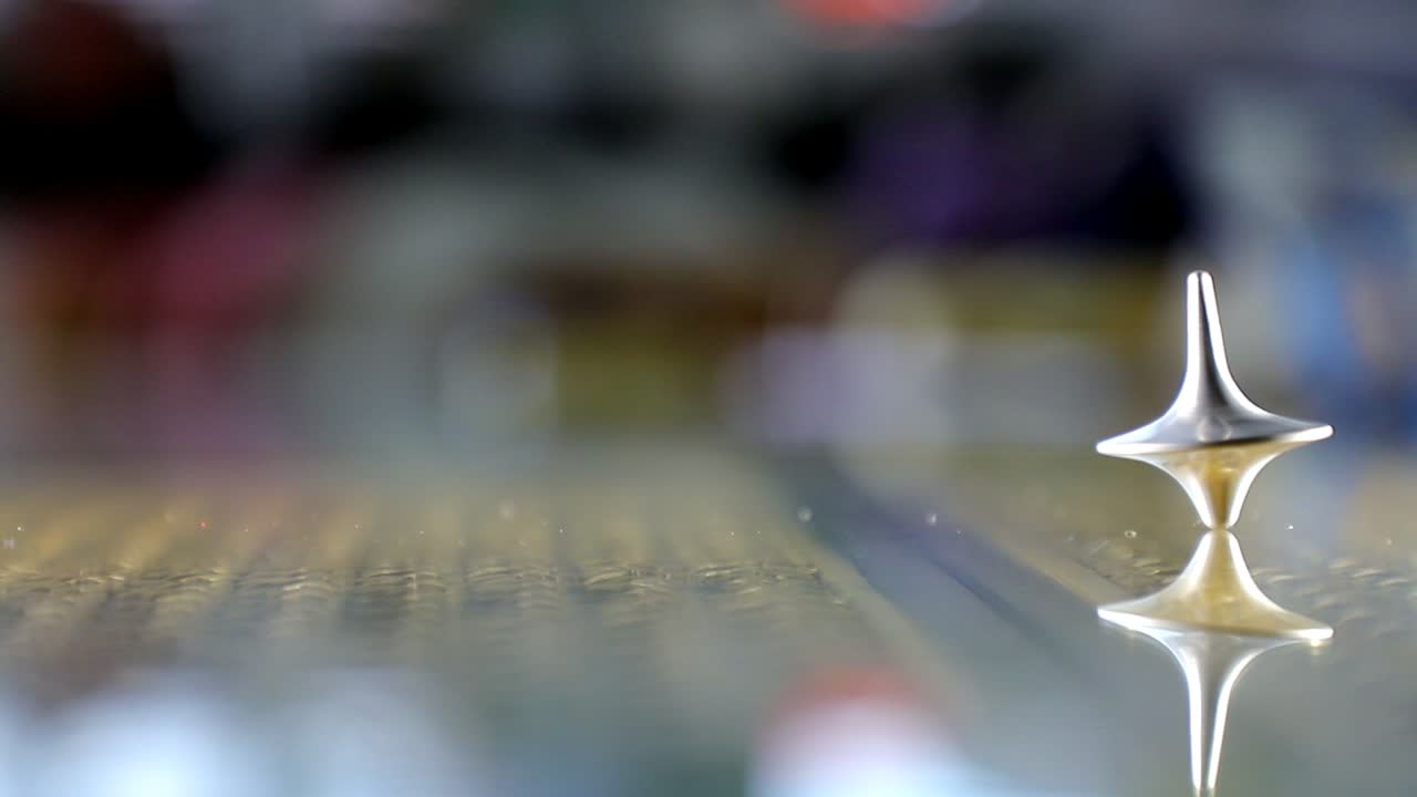 슬로우 모션으로 유리 테이블에서 회전하는 물매