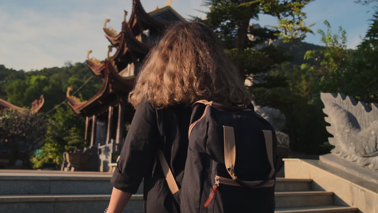 mujer viajera en un templo en vietnam
