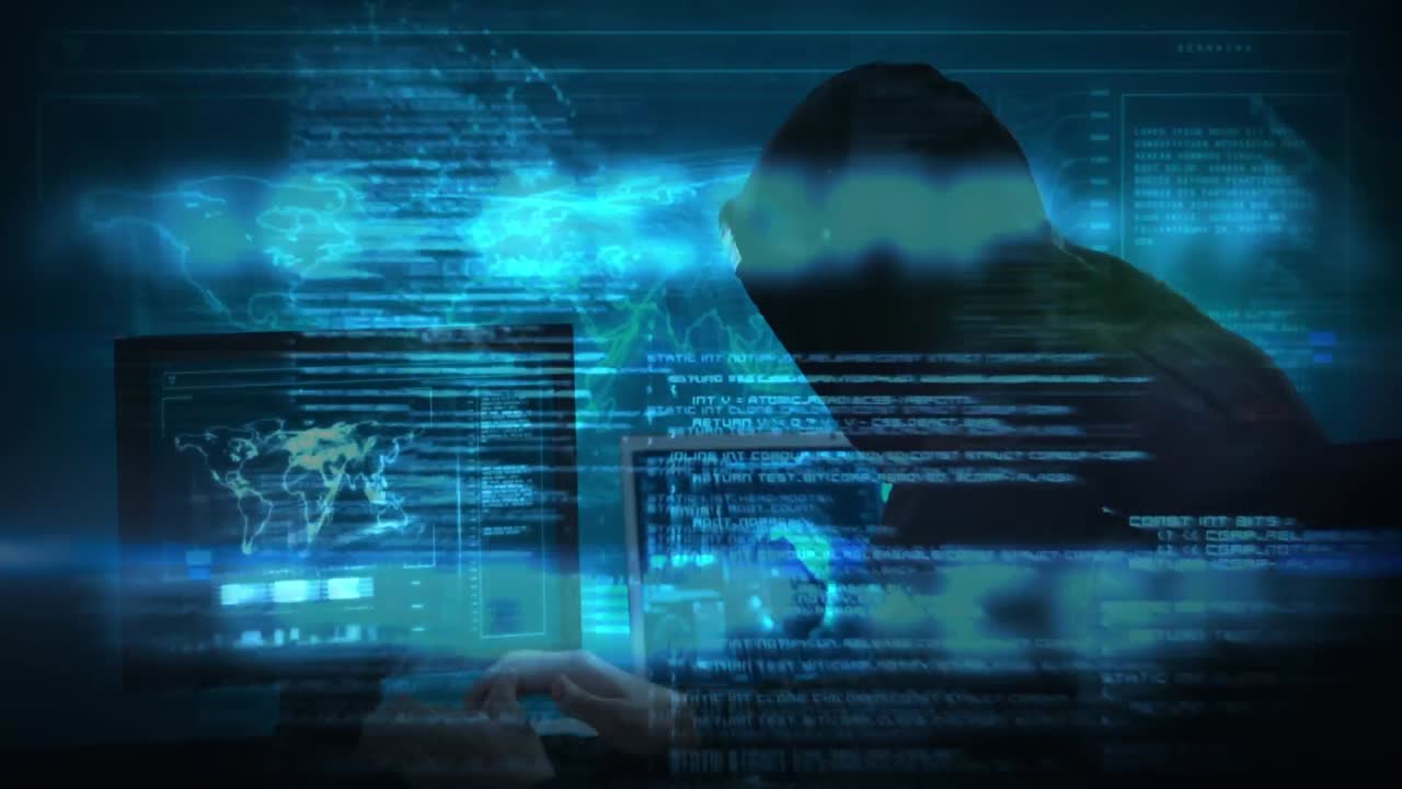 Hacker hackeando computadora con datos en primer plano