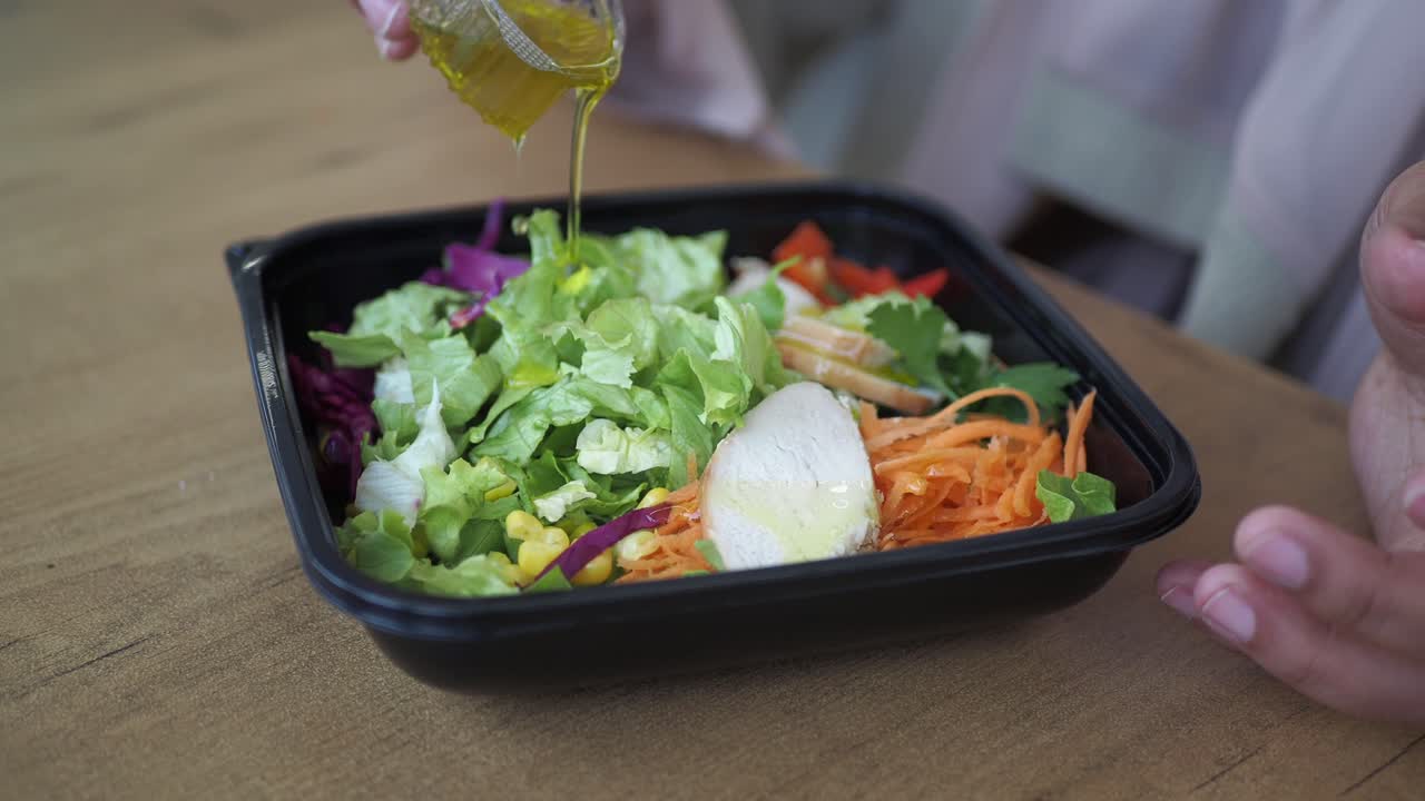 Insalata di pollo con condimento all'olio d'oliva