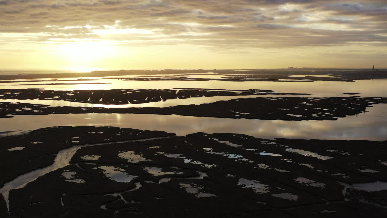 일몰 시 뉴욕 프리포트 근처 볼드윈 베이 상공에서 공중 촬영