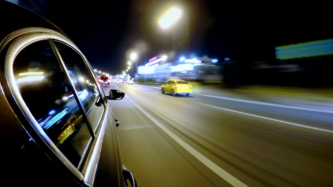 야간 도시 거리에서 고속으로 운전하는 것. 모션 타임 프가 흐릿합니다.