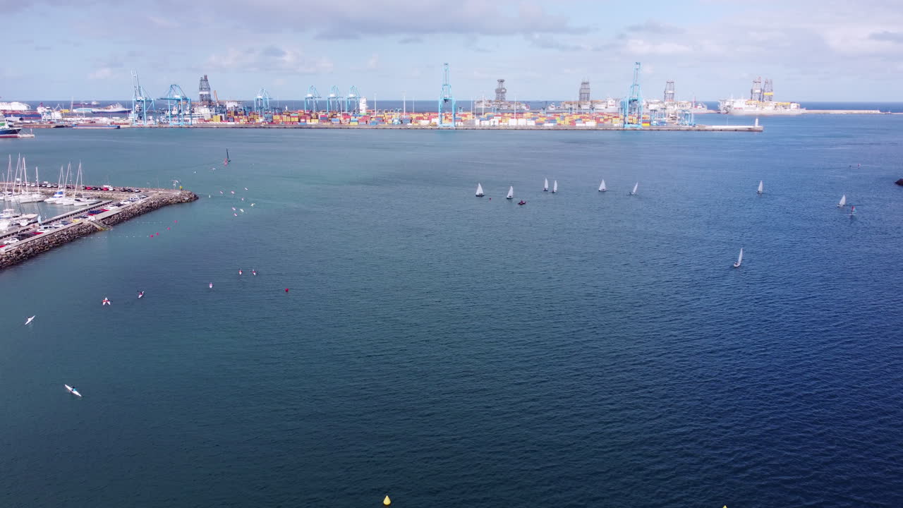 물 위의 항공 샷, 세일링 보트 및 서핑 스키 보트, 왼쪽 부두 및 수평선의 항구