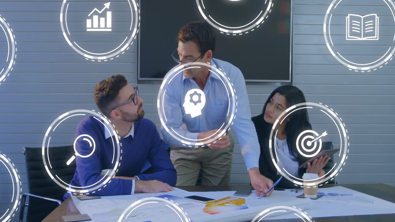 animación de múltiples iconos digitales contra diversos colegas discutiendo sobre un plan en la oficina