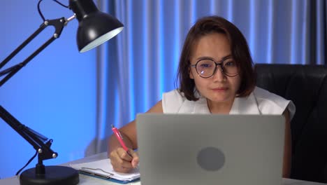 una mujer usa un cuaderno para trabajar desde casa.