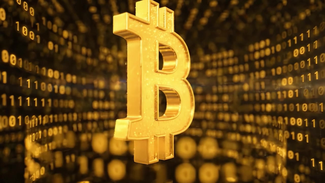 Una straordinaria visualizzazione della criptovaluta: il simbolo dorato di Bitcoin che brilla in una matrice digitale di codice binario che rappresenta il futuro della finanza