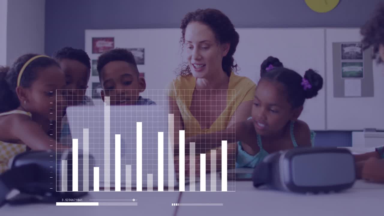 animación del procesamiento de datos sobre feliz maestra diversa y alumnos que usan computadora portátil en clase