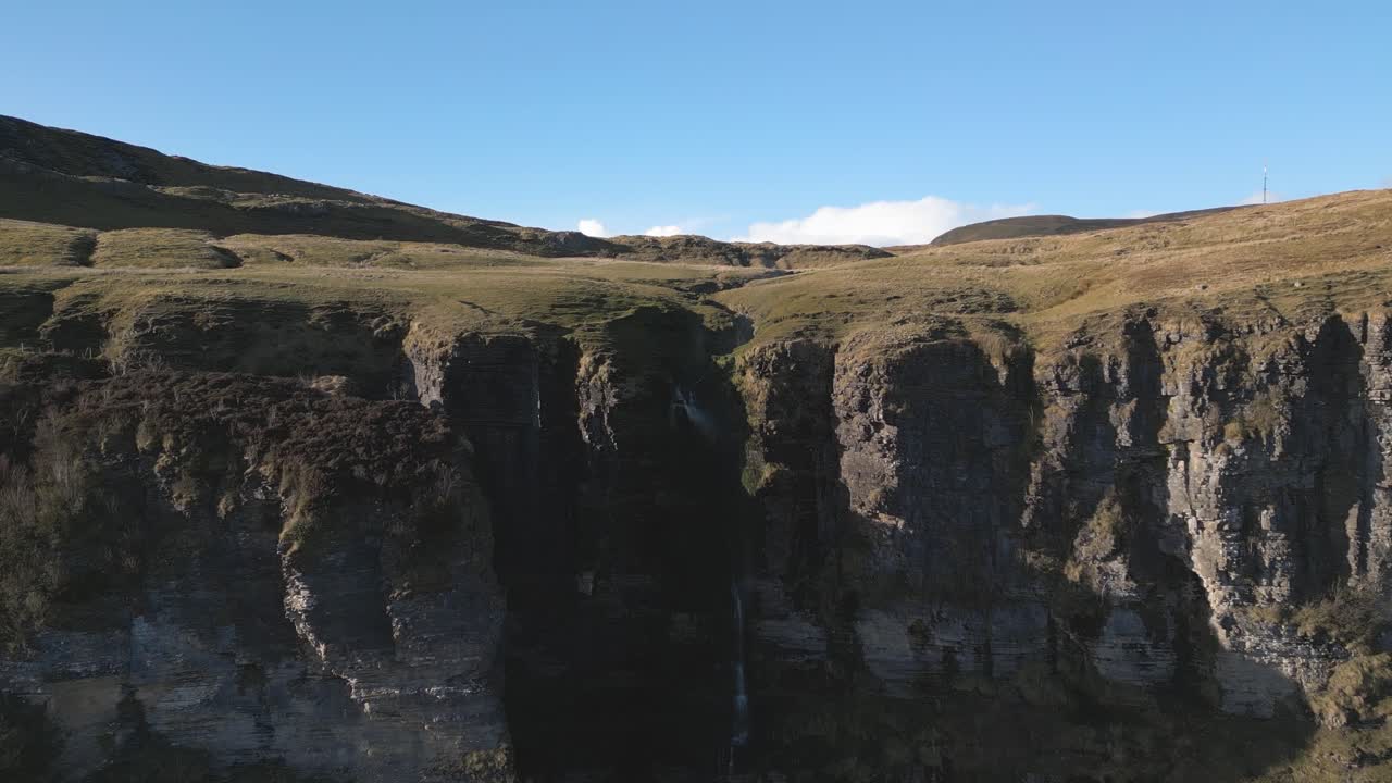 Devil’s Chimney -nimi tulee ilmiöstä, jossa etelätuulet joskus puhaltavat veden taaksepäin ylös ja yli kallionreunan - 4K elokuvamainen dronekuvamateriaali - Co