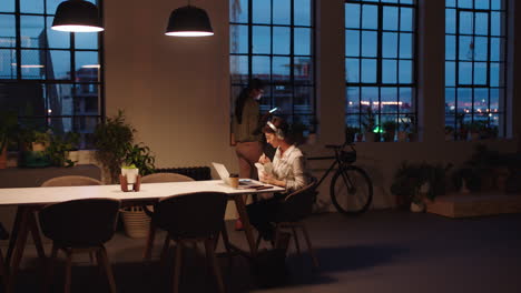 Mujer-De-Negocios-Caucásica-Trabajando-Hasta-Tarde-Usando-Una-Computadora-Portátil-Lluvia-De-Ideas-Planificación-Exitosa-Fecha-Límite-Del-Proyecto-Empresario-Dedicado-En-El-Lugar-De-Trabajo-De-Oficina-Por-La-Noche